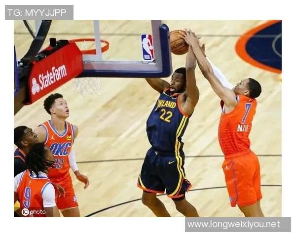 小佩顿精彩飞身拦截助攻维金斯完成惊天暴扣展现球队默契配合