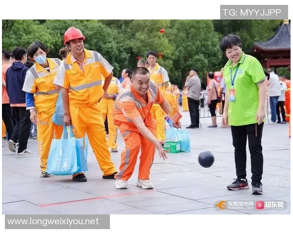 带领 为环卫工人的球迷儿子送上签名篮球球衣，共享这个温情时刻