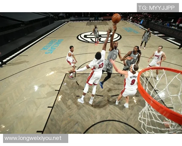 暴扣名场面!骑士巨塔碾压式进攻震撼篮网禁区 暴扣名场面!骑士巨塔碾压式进攻震撼篮网禁区