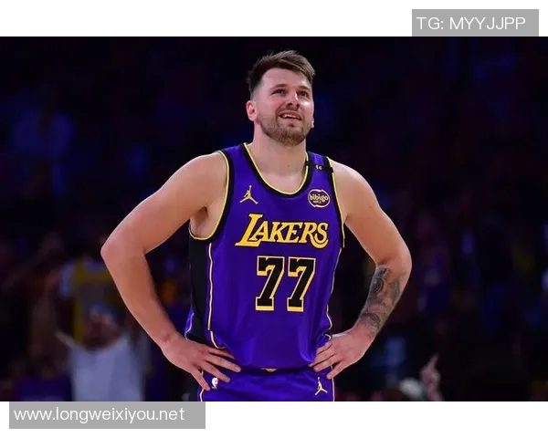 湖人全员健康出战!东契奇里夫斯同时解除封印,湖人最强形态终于来了,快船成为第一块试金石